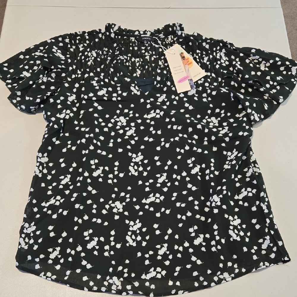 DOKOTOO Women's Green and White Top, Size Med. NWT